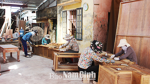 Xưởng sản xuất đồ mộc dân dụng của gia đình anh Đỗ Minh Hữu, thôn Bùi Chu, xã Xuân Ngọc thường xuyên tạo việc làm cho 15 lao động, trong đó chủ yếu là lao động nữ với mức thu nhập 3-3,5 triệu đồng/tháng.