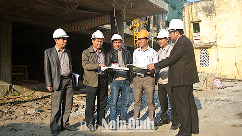 Đoàn kiểm tra Sở Xây dựng kiểm tra chất lượng thi công công trình Bệnh viện Mắt tỉnh.