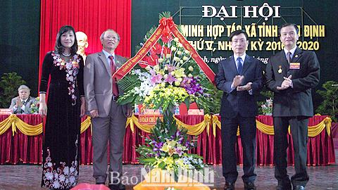Đồng chí Phạm Đình Nghị, Phó Bí thư Tỉnh ủy, Chủ tịch UBND tỉnh tặng hoa chúc mừng Đại hội.