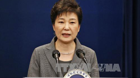 Tổng thống Park Geun-hye trong bài phát biểu trực tiếp trên truyền hình về vụ bê bối chính trị liên quan đến người bạn thân Choi Soon-sil, tại Seoul ngày 29/11. Ảnh: AP/TTXVN