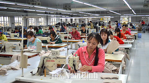 Nhà máy may Nghĩa Thịnh tạo việc làm cho trên 200 lao động nữ.