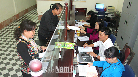 Cán bộ phường Bà Triệu giải quyết các thủ tục hành chính phục vụ nhân dân.