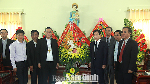 Đồng chí Phạm Đình Nghị, Phó Bí thư Tỉnh ủy, Chủ tịch UBND tỉnh chúc mừng Tòa giám mục Bùi Chu