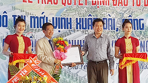 Lãnh đạo tỉnh Phú Yên trao quyết định đầu tư cho Công ty TNHH MTV Việt Long Phú Yên. 