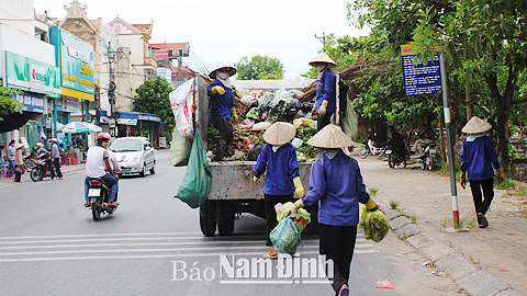 Thu gom rác thải sinh hoạt tại Thị trấn Cổ Lễ (Trực Ninh).