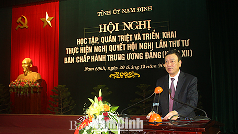 Đồng chí Đoàn Hồng Phong, Ủy viên BCH Trung ương Đảng, Bí thư Tỉnh ủy, Trưởng đoàn Đoàn đại biểu Quốc hội tỉnh phát biểu tại hội nghị.