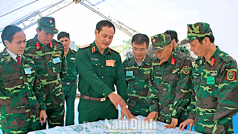 Lãnh đạo Quân khu 3 và Bộ CHQS tỉnh chỉ đạo cuộc diễn tập khu vực phòng thủ tỉnh “NĐ-16”. Ảnh: Do Bộ CHQS tỉnh cung cấp