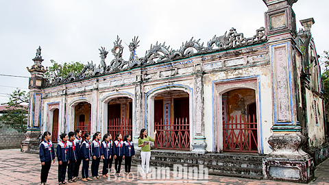 Trường THCS Giao Tiến tổ chức giáo dục lịch sử cho học sinh tại di tích lịch sử - văn hoá Đền, Chùa thôn Thượng.