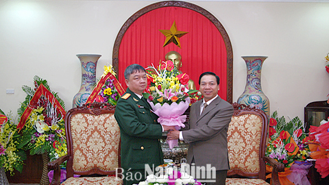 Đồng chí Trần Văn Chung, Phó Bí thư Thường trực Tỉnh ủy, Chủ tịch HĐND tỉnh tặng hoa chúc mừng Bộ CHQS tỉnh.