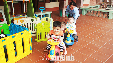 Các nữ tu chăm sóc trẻ em mồ côi tại Cô nhi viện Thánh An Bùi Chu (Xuân Trường).
