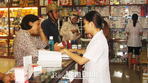 Mua bán thực phẩm chức năng tại một cửa hàng thuốc trên phố Mạc Thị Bưởi (TP Nam Định).