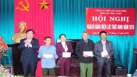 Đồng chí Phạm Trọng Duy, Phó Chủ tịch Thường trực UBND huyện Trực Ninh trao quà cho các hộ nghèo.
