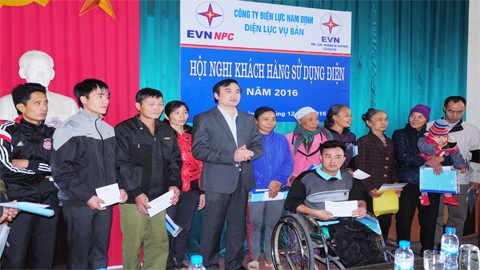 Đồng chí Đỗ Văn Thiện, Phó Giám đốc Cty Điện lực Nam Định trao quà cho các hộ nghèo, đối tượng chính sách huyện Vụ Bản.