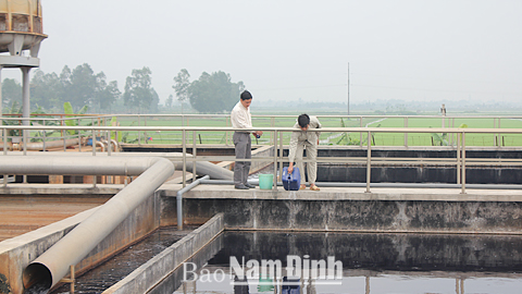 Nhân viên Trạm xử lý nước thải KCN Bảo Minh kiểm tra, xử lý chất lượng nguồn nước thải trước khi xả vào môi trường.