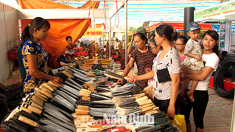 Sản phẩm của làng nghề rèn xã Quang Trung (Vụ Bản) tại phiên chợ “Đưa hàng Việt về nông thôn” huyện Ý Yên.