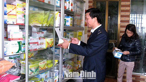 Cán bộ Chi cục Chăn nuôi và Thú y tỉnh kiểm tra một cửa hàng kinh doanh thuốc thú y ở xã Liêm Hải (Trực Ninh).