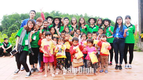 Tình nguyện viên CLB Mùa hè xanh trao quà cho thiếu niên, nhi đồng có hoàn cảnh khó khăn tại xã Dương Hưu, huyện Sơn Động, tỉnh Bắc Giang.