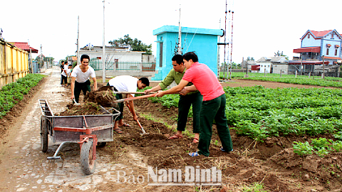 CBCS Đồn Biên phòng Quất Lâm giúp nhân dân xóm Lâm Đình, xã Giao Phong (Giao Thủy) cải tạo đường giao thông.
