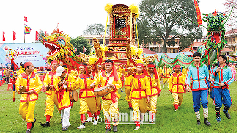 Đội múa rồng xóm Bến, xã Thành Lợi (Vụ Bản) tham gia Lễ hội Phủ Dầy 2016.