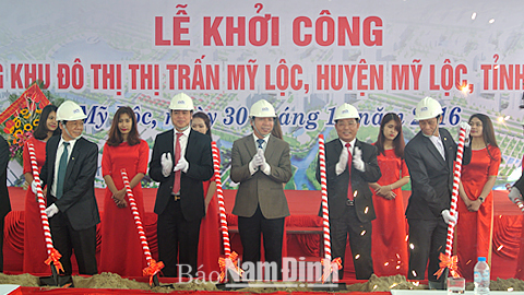 Đồng chí Trần Văn Chung, Phó Bí thư Thường trực Tỉnh ủy, Chủ tịch HĐND tỉnh và các đại biểu tại lễ khởi công.