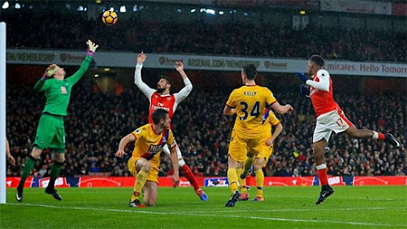 Pha đánh đầu nâng tỷ số lên 2-0 cho Arsenal của Iwobi (áo đỏ, phải).