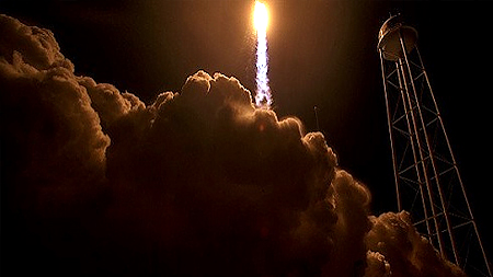  Tàu vũ trụ Cygnus được phóng lên để tiếp tế hàng cho trạm ISS. Ảnh: Bill Ingalls.