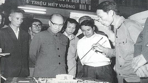 Cố TBT Trường Chinh xem một số đề án xây dựng Bảo tàng Hồ Chí Minh (9/2/1978). Ảnh: TTXVN
