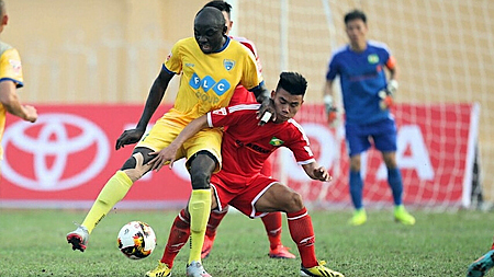Tiền đạo U-chê (áo vàng) thi đấu xuất sắc, giúp FLC Thanh Hóa thắng Sông Lam Nghệ An 2-0. 
