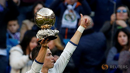 Lễ ra mắt Quả bóng vàng thứ tư trong sự nghiệp của Ronaldo đã được tổ chức tại SVĐ Bernabeu trước khi trận đấu diễn ra.
