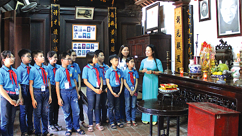 Học sinh Trường Tiểu học A Xuân Hồng (Xuân Trường) nghe giới thiệu về truyền thống khoa bảng, yêu nước của gia đình đồng chí Trường Chinh.
