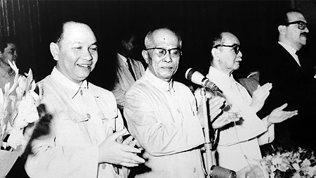 Chủ tịch UBTVQH Trường Chinh, Phó Chủ tịch nước Tôn Đức Thắng và  Phó Thủ tướng Phan Kế Toại (từ trái qua) tại Kỳ họp thứ nhất, Quốc hội khóa II (Hà Nội, tháng 7/1960).