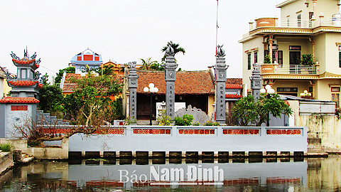 Di tích lịch sử - văn hoá cấp tỉnh từ đường họ Vũ, xóm Nam Việt thờ 4 vị thuỷ tổ có công khai sáng làng Bách Tính xưa. 