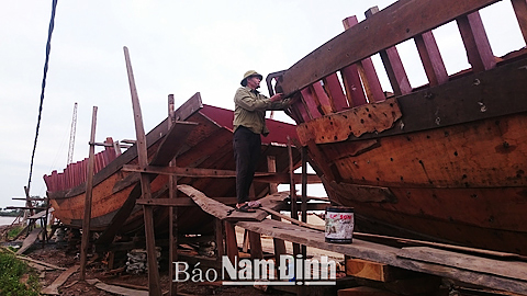 Đóng tàu cá vỏ gỗ tại cơ sở Trường Dinh, xã Nghĩa Phong.