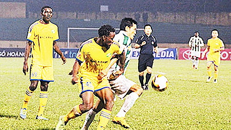 Dù nỗ lực nhưng các cầu thủ Sông Lam Nghệ An (áo vàng) vẫn phải chia điểm với XSKT Cần Thơ trên sân Vinh.