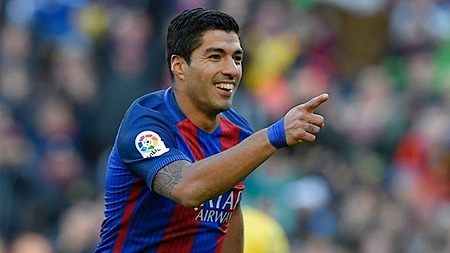 Luis Suarez tỏa sáng với cú đúp vào lưới Las Palmas. Ảnh: Goal