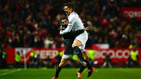 Jovetic ăn mừng sau khi ghi bàn thắng ấn định tỷ số 2-1 cho Sevilla trước Real Madrid. Ảnh: Goal