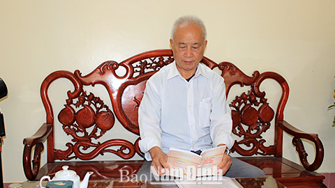 Ông Đới Xuân Dân, Bí thư chi bộ 5, phường Trần Tế Xương, thường xuyên nghiên cứu các chủ trương, chính sách của Đảng để tuyên truyền, vận động nhân dân thực hiện.