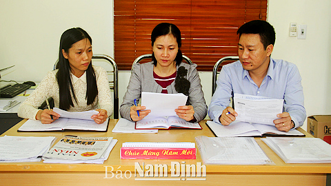 Lãnh đạo Ban Pháp chế và Ban Kinh tế - Xã hội HĐND Thành phố Nam Định thẩm tra các báo cáo, đề án, tờ trình trước kỳ họp HĐND thành phố.