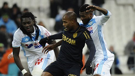 Môt pha tranh bóng của cầu thủ Monaco (áo đen) và O.M. (Ảnh: Ligue1.com)