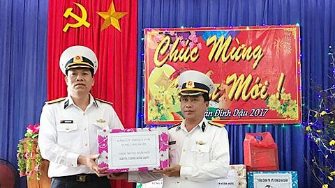 Bộ Tư lệnh vùng 3 Hải quân thăm và tặng quà cho Trạm rada 450 đóng tại đảo Cồn Cỏ (Quảng Trị). 