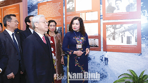 Tổng Bí thư Nguyễn Phú Trọng và các đại biểu thăm Triển lãm. Ảnh: Phương Hoa - TTXVN