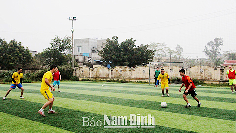 Thanh niên xã Lộc Hòa (TP Nam Định) giao lưu bóng đá trên sân cỏ nhân tạo trung tâm xã.