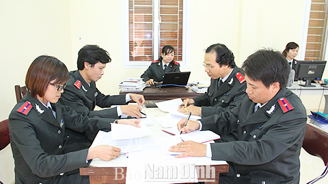 Cán bộ Thanh tra tỉnh trao đổi nghiệp vụ công tác.
