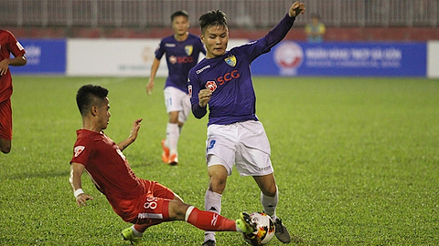 Pha tranh bóng giữa cầu thủ hai đội Hà Nội FC (áo xanh) và TP Hồ Chí Minh.