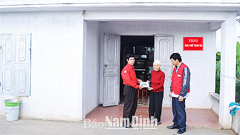 Cán bộ Hội CTĐ xã Giao An (Giao Thủy) trao tặng Nhà Tình nghĩa cho gia đình bà Trần Thị Gia, xóm 1, xã Giao An.