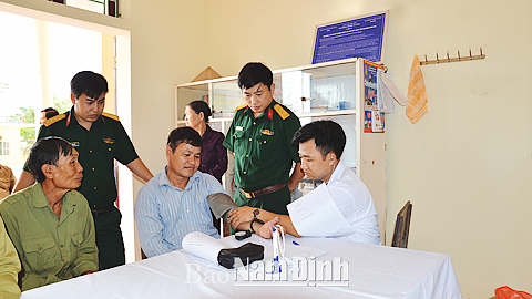 Bệnh xá Bộ CHQS tỉnh tổ chức khám bệnh, phát thuốc cho thương binh, bệnh binh, thân nhân liệt sĩ tại xã Giao Nhân (Giao Thủy).