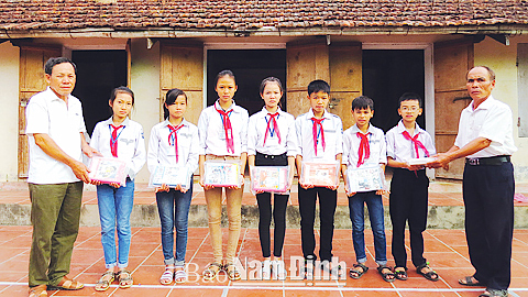 Đại diện Ban khuyến học thôn Thanh Khê, xã Nam Cường (Nam Trực) trao phần thưởng cho các cháu có thành tích học tập xuất sắc.