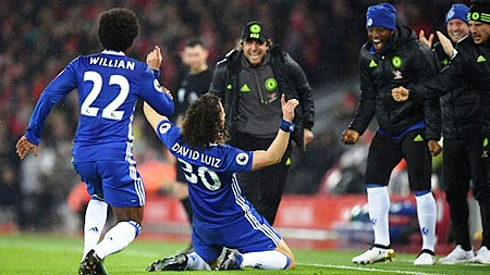 D. Luiz mở tỷ số cho Chelsea khi thủ môn của Liverpool mất tập trung.