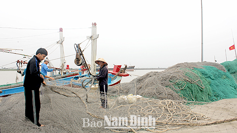 Ngư dân xã Hải Chính (Hải Hậu) chuẩn bị ngư lưới cụ ra khơi.