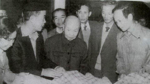 Trường Chinh xem mặt hàng do Nhà máy Dệt sản xuất (1980)